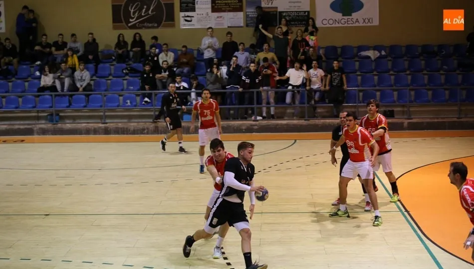 Una acción del encuentro disputado esta tarde en el Río Tormes. Fotos: Alberto Martín