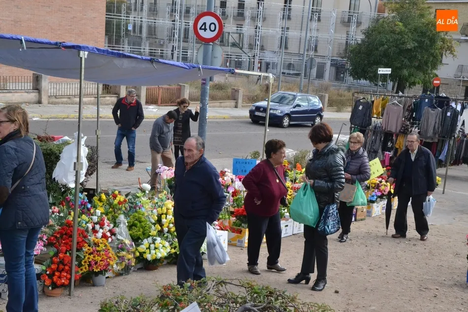 Foto 3 - El mercadillo sabatino, con colorido adicional por el D&iacute;a de Todos los Santos  