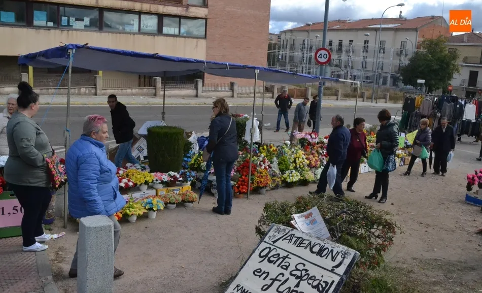 Foto 4 - El mercadillo sabatino, con colorido adicional por el D&iacute;a de Todos los Santos  