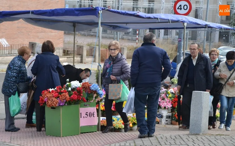 Foto 2 - El mercadillo sabatino, con colorido adicional por el D&iacute;a de Todos los Santos  