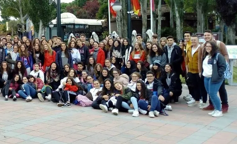 Foto 2 - Gran jornada para la expedici&oacute;n de m&aacute;s de 120 j&oacute;venes mirobrigenses al Parque de Atracciones  