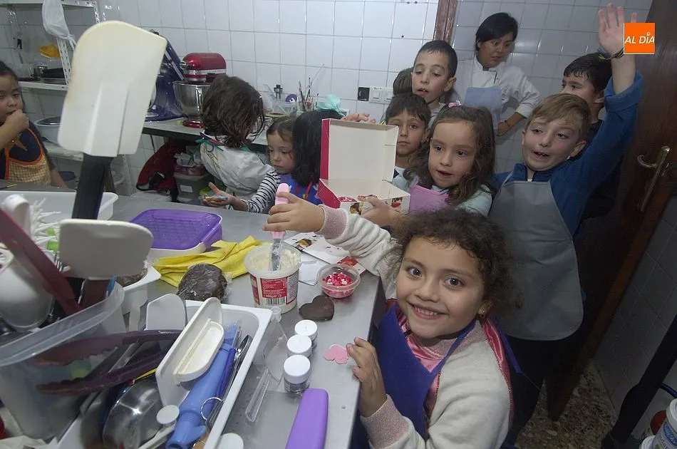 Foto 7 - Un grupo de ni&ntilde;os se adentra en el mundo de la reposter&iacute;a de la mano de La Boutique  