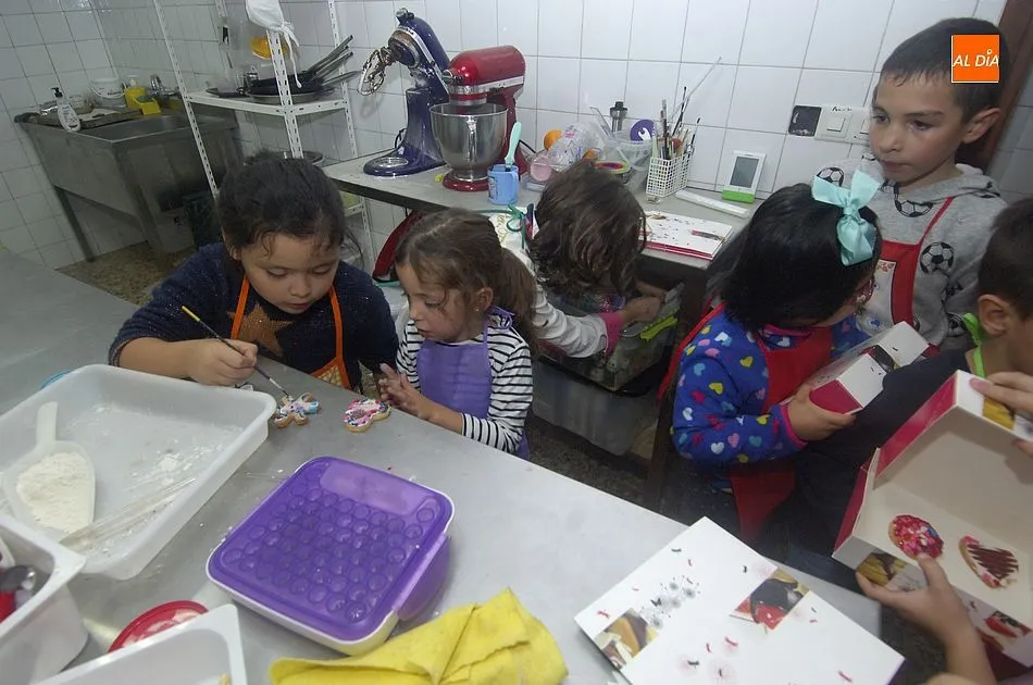 Foto 5 - Un grupo de ni&ntilde;os se adentra en el mundo de la reposter&iacute;a de la mano de La Boutique  