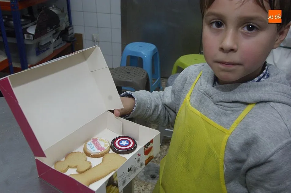 Foto 2 - Un grupo de ni&ntilde;os se adentra en el mundo de la reposter&iacute;a de la mano de La Boutique  