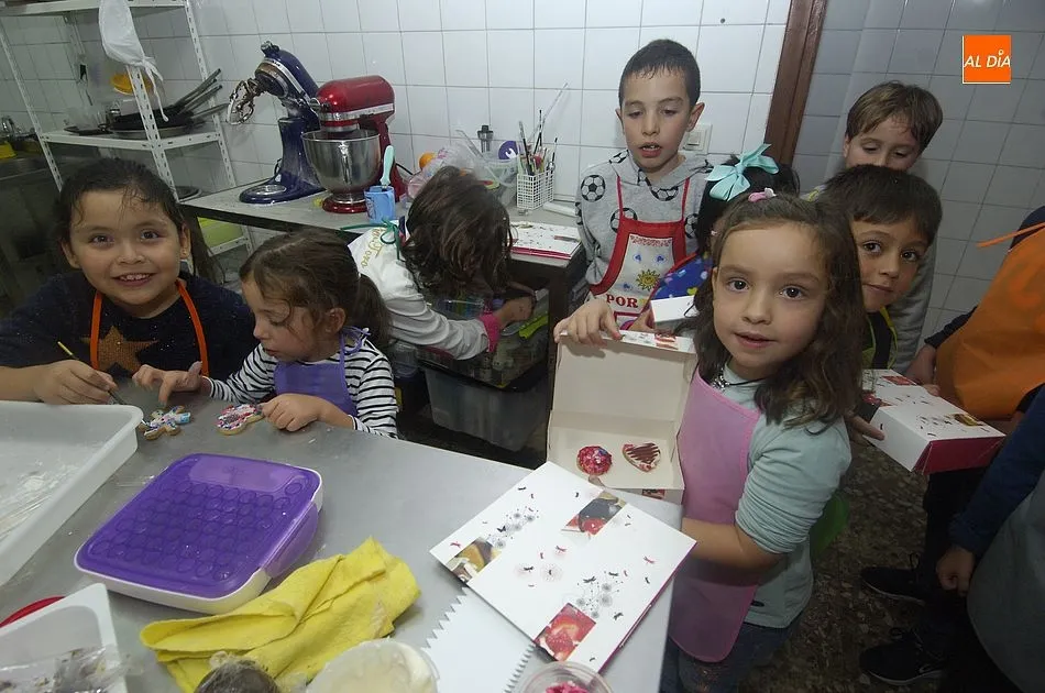 Foto 4 - Un grupo de ni&ntilde;os se adentra en el mundo de la reposter&iacute;a de la mano de La Boutique  