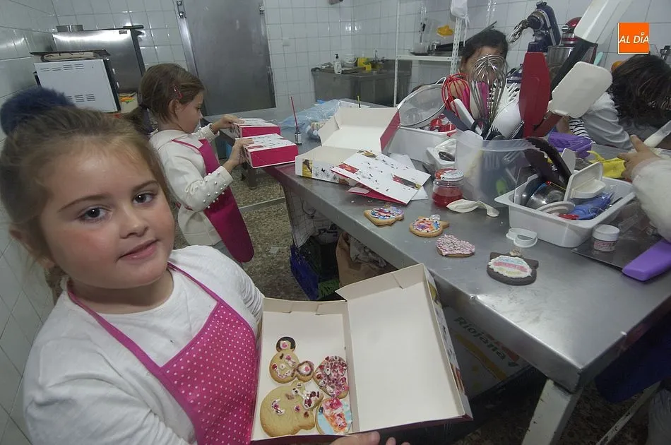 Foto 6 - Un grupo de ni&ntilde;os se adentra en el mundo de la reposter&iacute;a de la mano de La Boutique  