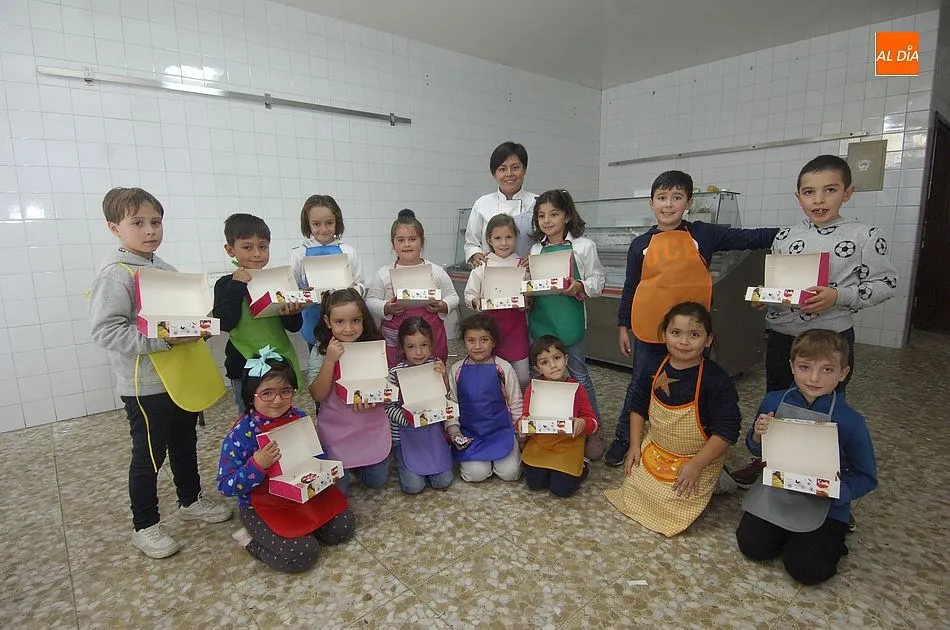 Un grupo de niños se adentra en el mundo de la repostería de la mano de La Boutique  