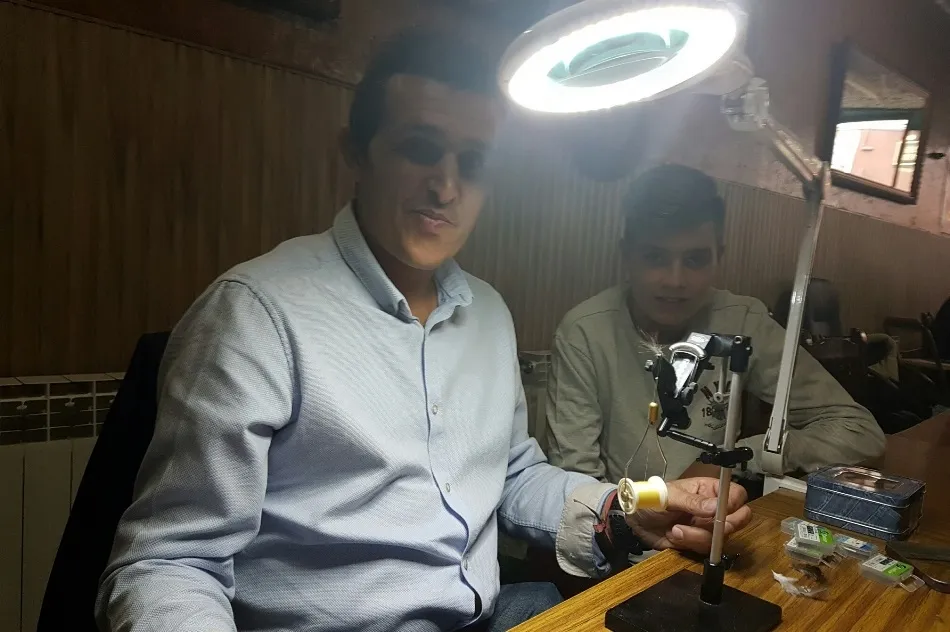 Pescadores de variadas edades aprenden a montar moscas artificiales  