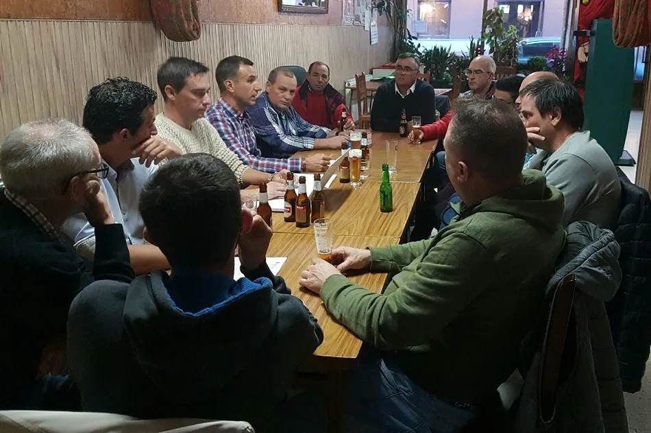 Foto 2 - Pescadores de variadas edades aprenden a montar moscas artificiales  