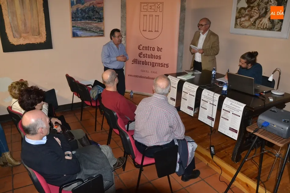 Foto 2 - Interesante sesi&oacute;n de conferencias en la Casa de la Cultura de la mano del CEM  