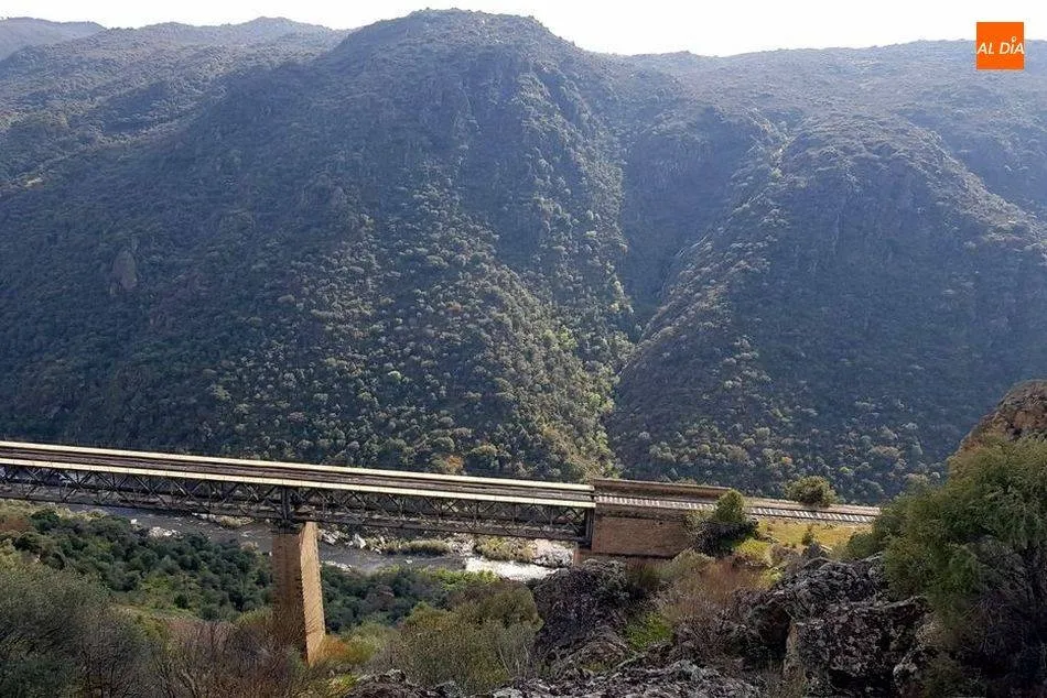 Los 5 kilómetros de vía incluidos son los más impactantes de los 17 de que consta el tramo entre La Fregeneda y Vega Terrón / CORREDERA