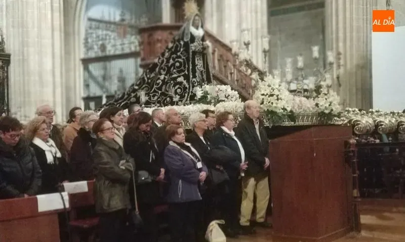 Foto 4 - Cientos de salmantinos acompa&ntilde;an a La Soledad en su salida extraordinaria