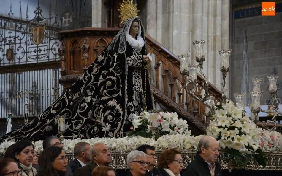 Foto 3 - Cientos de salmantinos acompa&ntilde;an a La Soledad en su salida extraordinaria