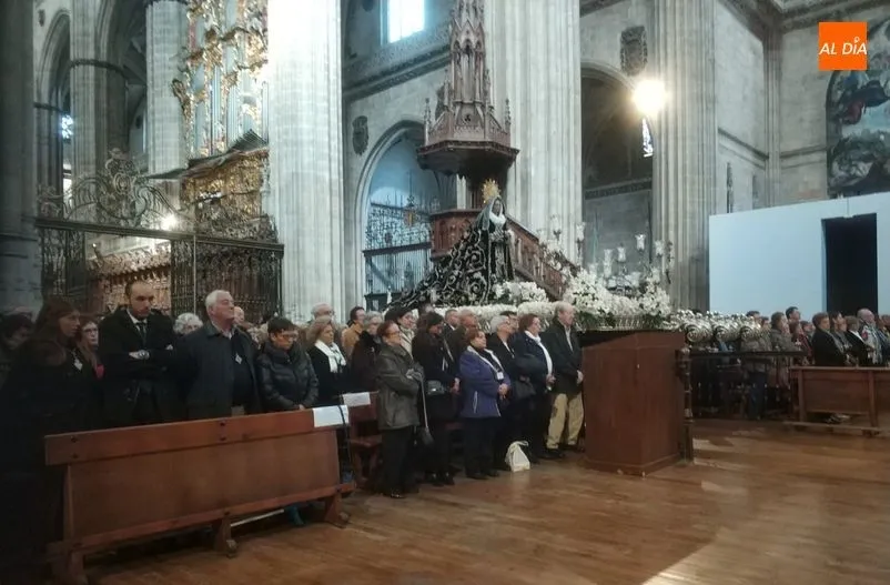 Foto 2 - Cientos de salmantinos acompa&ntilde;an a La Soledad en su salida extraordinaria