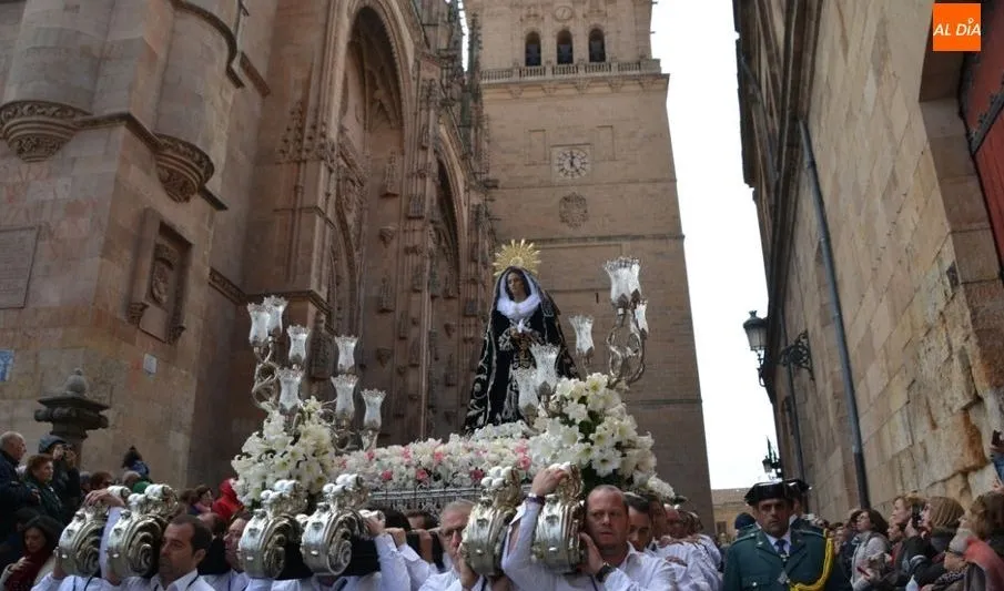 Procesión de La Soledad por el casco histórico de Salamanca. Fotos: Lydia González