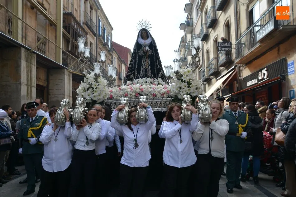 Foto 10 - Cientos de salmantinos acompa&ntilde;an a La Soledad en su salida extraordinaria