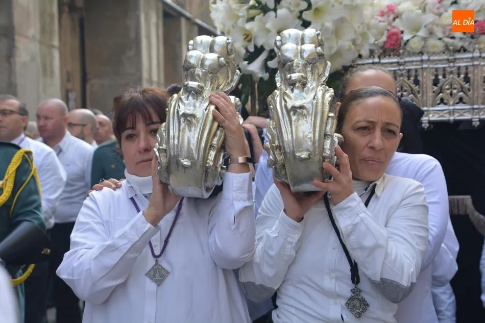 Foto 6 - Cientos de salmantinos acompa&ntilde;an a La Soledad en su salida extraordinaria