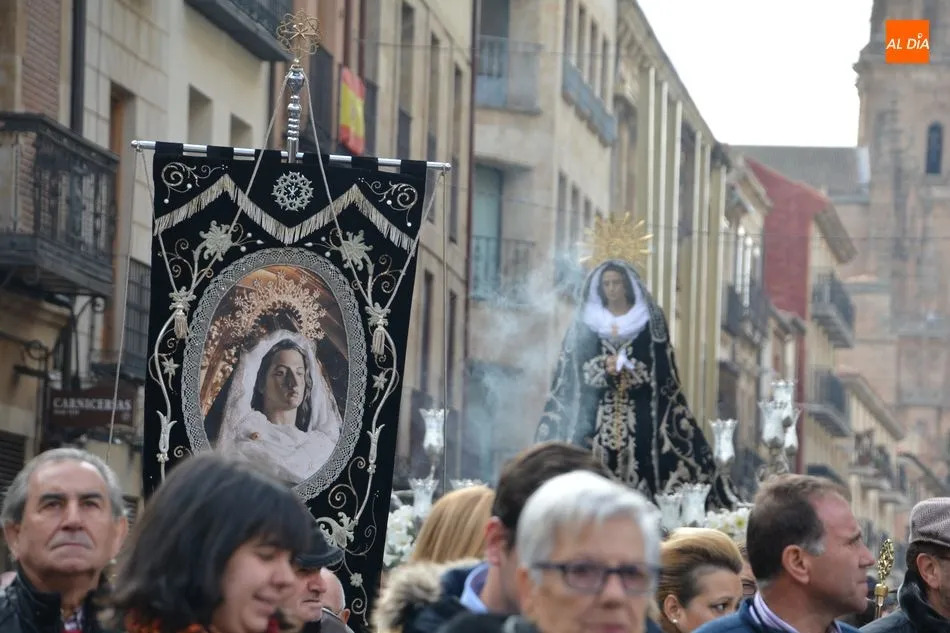 Foto 7 - Cientos de salmantinos acompa&ntilde;an a La Soledad en su salida extraordinaria