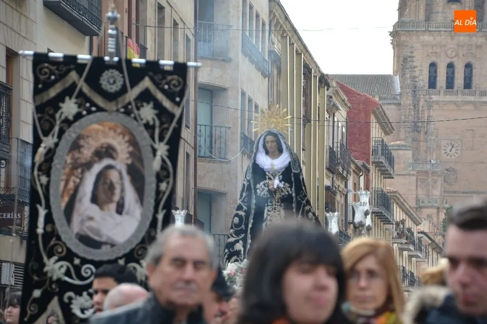 Foto 5 - Cientos de salmantinos acompa&ntilde;an a La Soledad en su salida extraordinaria