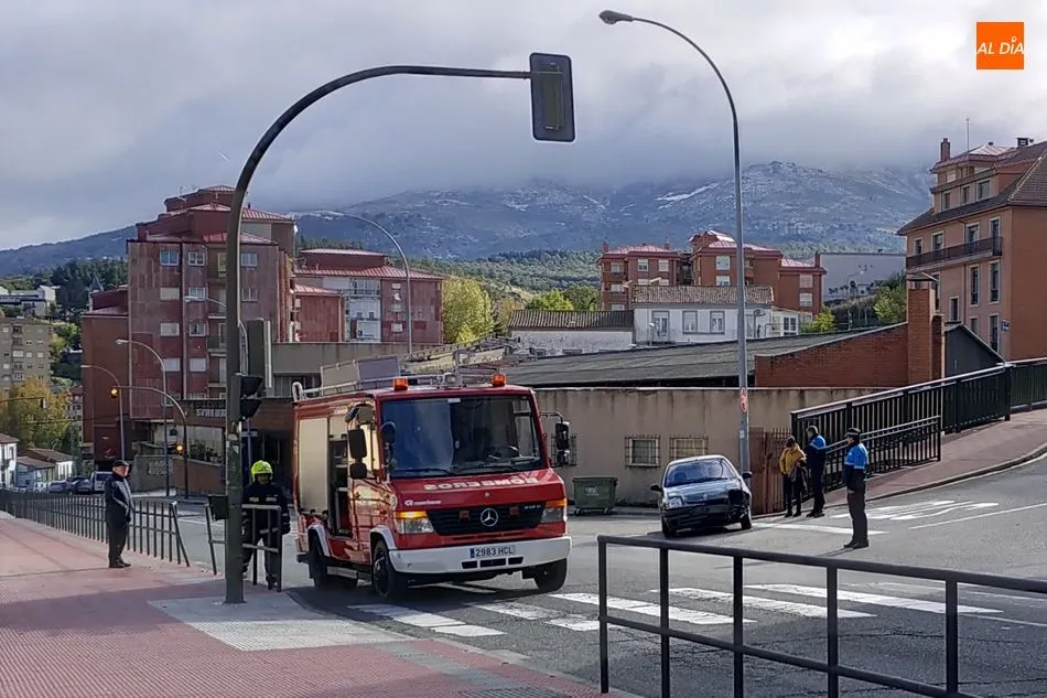 Foto 2 - Un veh&iacute;culo se precipita sobre la Carretera de Salamanca contra una valla  