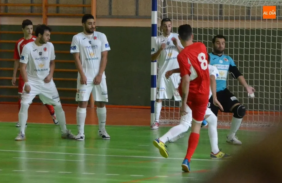 Foto 6 - El III Senior pierde su imbatibilidad tras toparse con un muro y recibir goles un poco &lsquo;tontos&rsquo; ...
