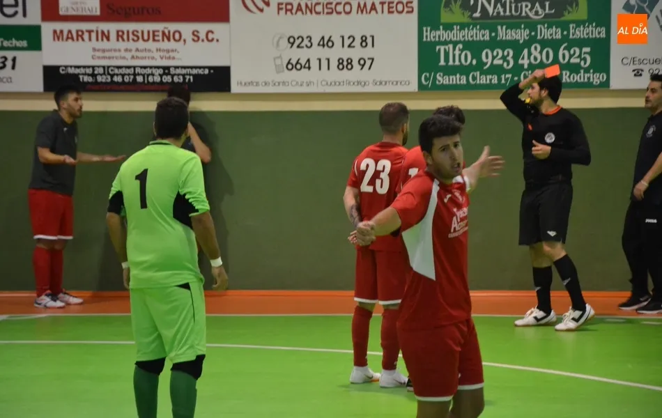 Foto 5 - El III Senior pierde su imbatibilidad tras toparse con un muro y recibir goles un poco &lsquo;tontos&rsquo; ...