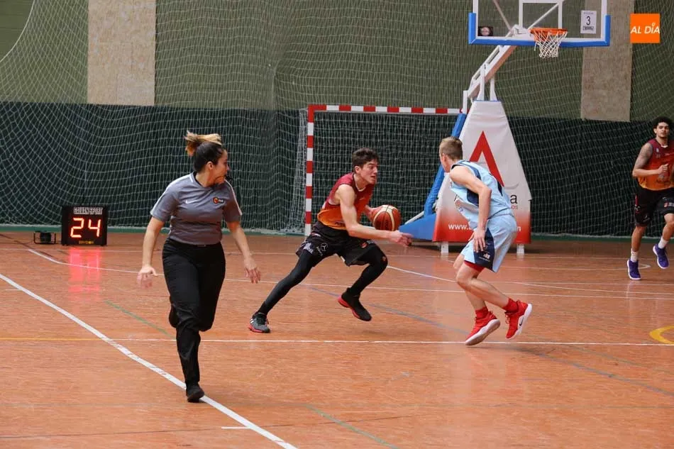 Foto 7 - El Aquimisa Basket no puede sumar su segunda victoria en casa y cae ante el Estudiantes Lugo (72-81)