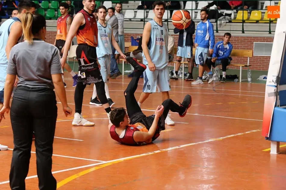 Foto 3 - El Aquimisa Basket no puede sumar su segunda victoria en casa y cae ante el Estudiantes Lugo (72-81)