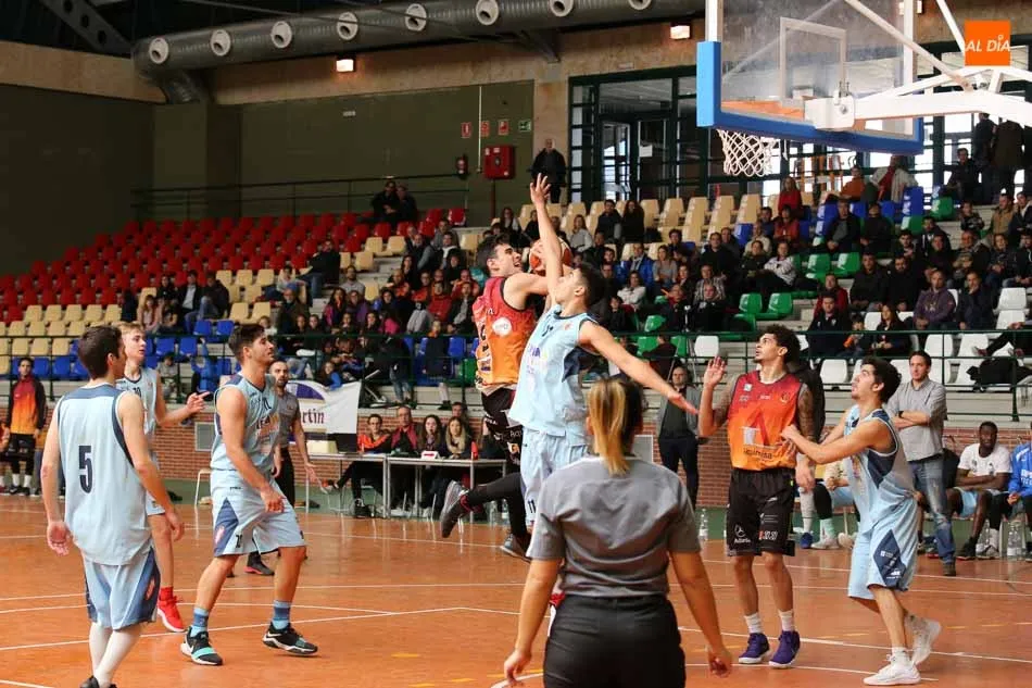 Foto 2 - El Aquimisa Basket no puede sumar su segunda victoria en casa y cae ante el Estudiantes Lugo (72-81)