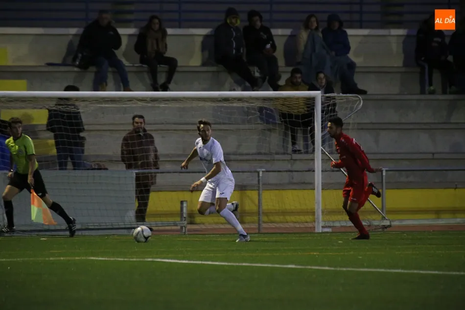 Foto 11 - El Ribert remonta ante el Hergar para llevarse el triunfo en el&nbsp; derbi y afianzarse en la zona...