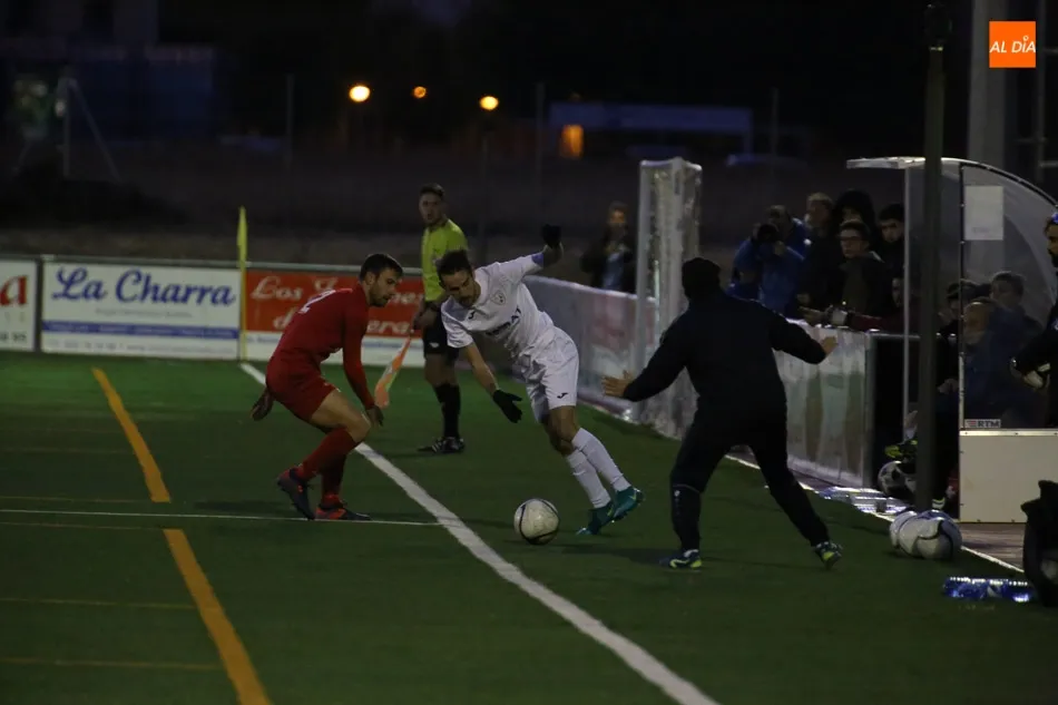 Foto 10 - El Ribert remonta ante el Hergar para llevarse el triunfo en el&nbsp; derbi y afianzarse en la zona...