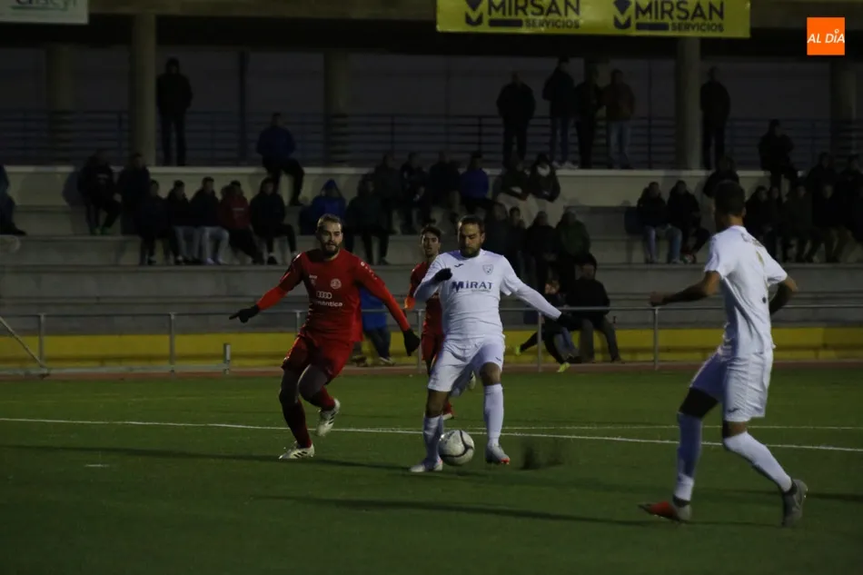 Foto 8 - El Ribert remonta ante el Hergar para llevarse el triunfo en el&nbsp; derbi y afianzarse en la zona...