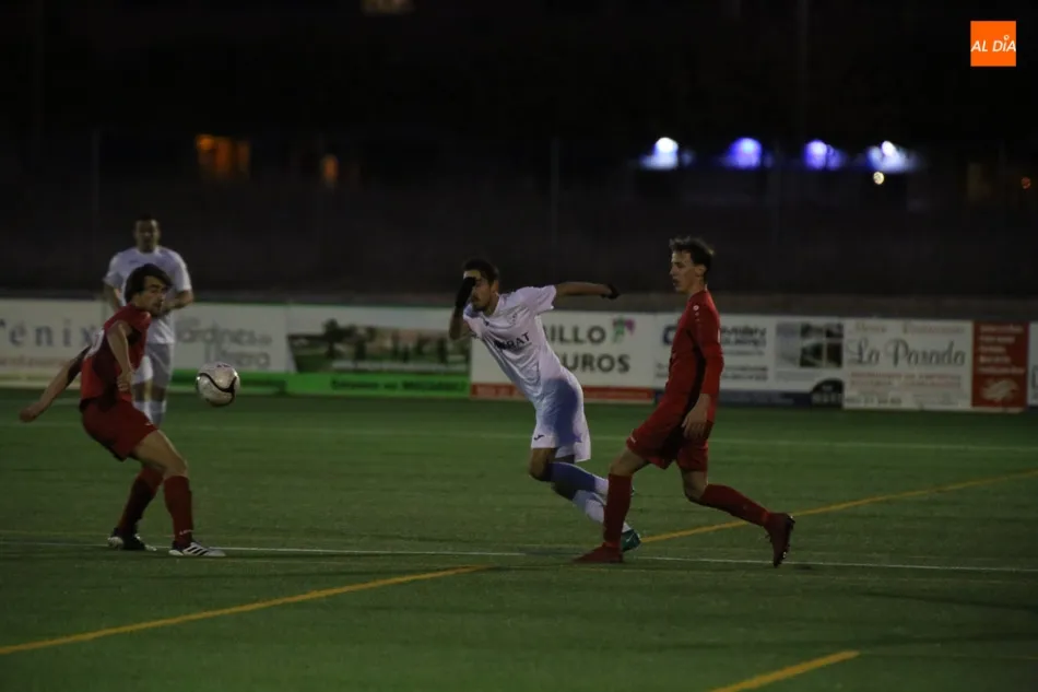 Foto 7 - El Ribert remonta ante el Hergar para llevarse el triunfo en el&nbsp; derbi y afianzarse en la zona...