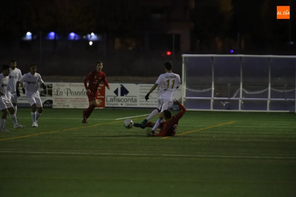 Foto 6 - El Ribert remonta ante el Hergar para llevarse el triunfo en el&nbsp; derbi y afianzarse en la zona...