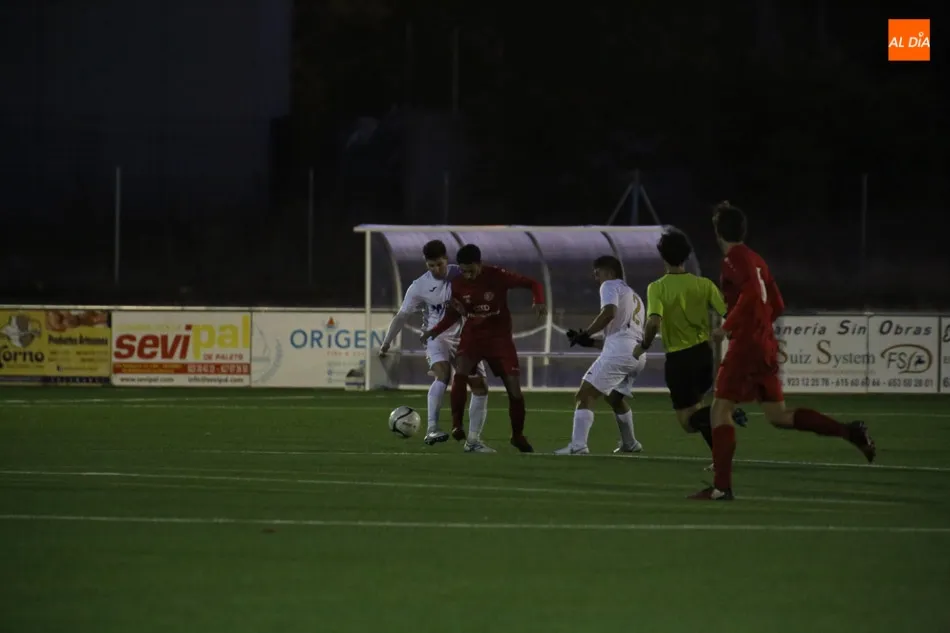 Foto 5 - El Ribert remonta ante el Hergar para llevarse el triunfo en el&nbsp; derbi y afianzarse en la zona...