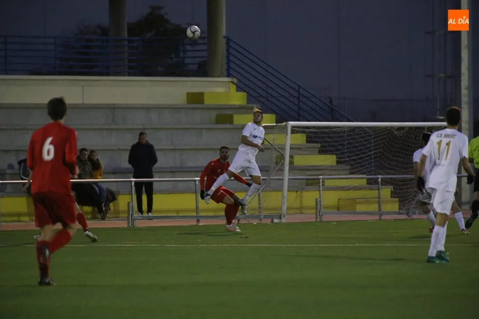 Foto 4 - El Ribert remonta ante el Hergar para llevarse el triunfo en el&nbsp; derbi y afianzarse en la zona...