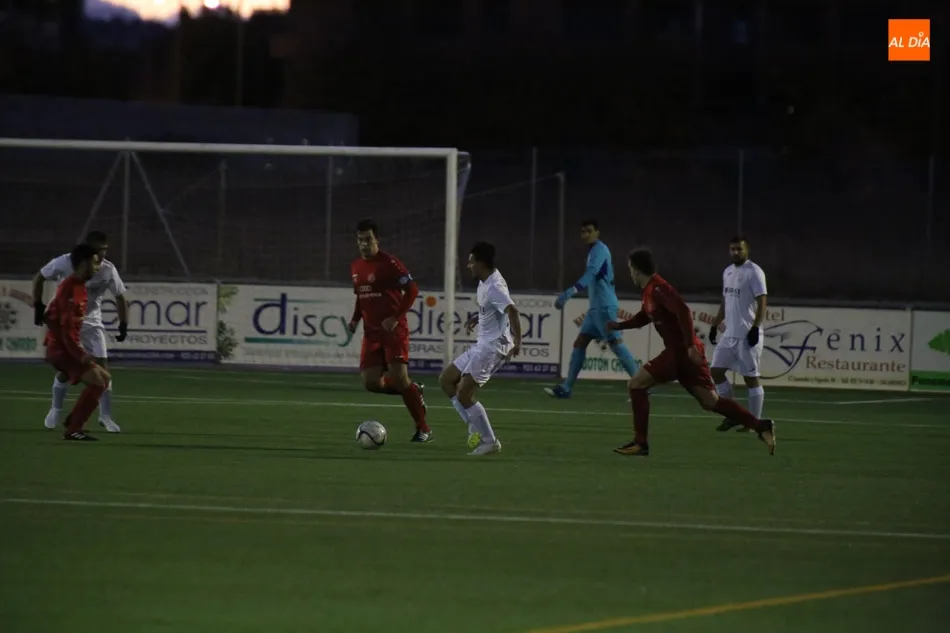 Foto 2 - El Ribert remonta ante el Hergar para llevarse el triunfo en el&nbsp; derbi y afianzarse en la zona...
