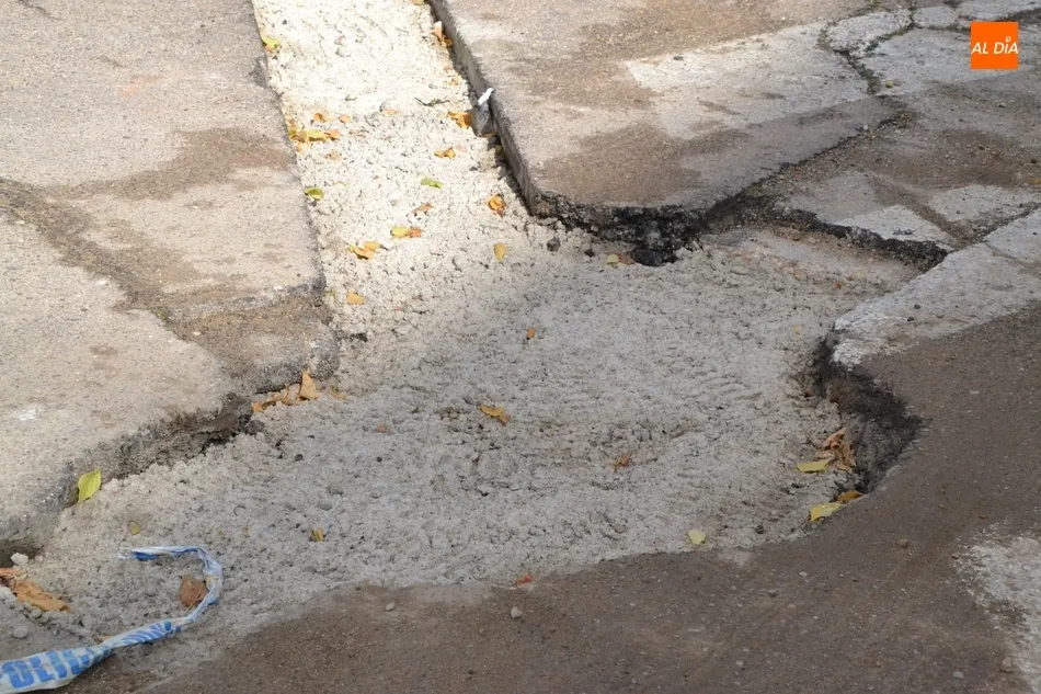 Foto 5 - Las zanjas para canalizaciones dejan una nueva chapuza en el Paseo de la Estaci&oacute;n  