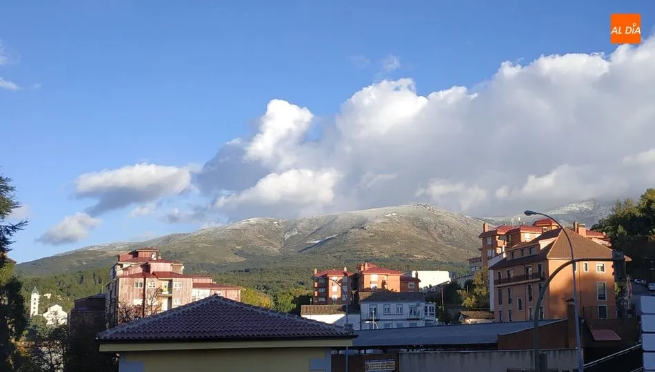 Vista de la sierra desde la ciudad en la tarde del domingo