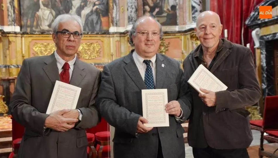 Enrique Cabero, el vicerrector de Política Académica y Participación Social, en el centro, junto a Fernando Rodríguez de la Flor, catedrático de Literatura Española de la USAL, y José Antonio Sánchez Paso, técnico de la Oficina del VIII Centenario. Foto d