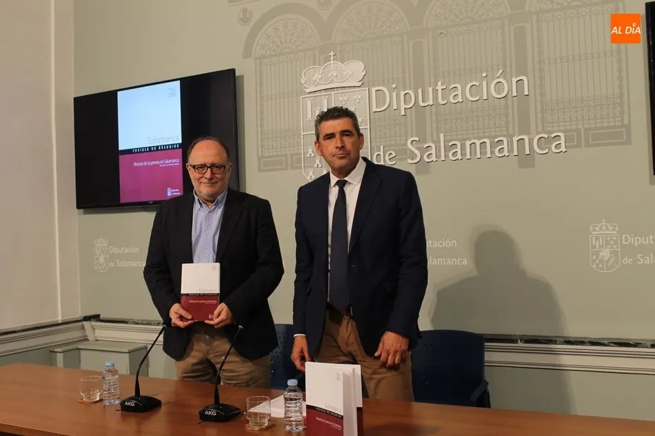 Mariano Esteban, director de la Revista de Estudios, y el diputado de Cultura, Julián Barrera
