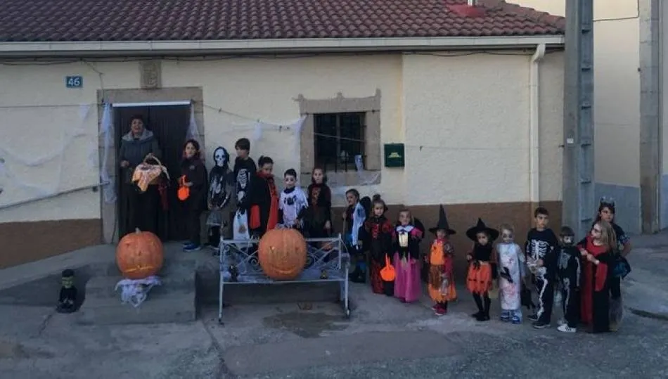Los disfraces a punto para celebrar Halloween en Villarino de los Aires  