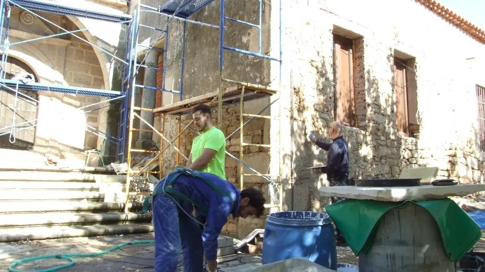 Cinco alumnos participan en el curso de bioconstrucción de este año en Monleras