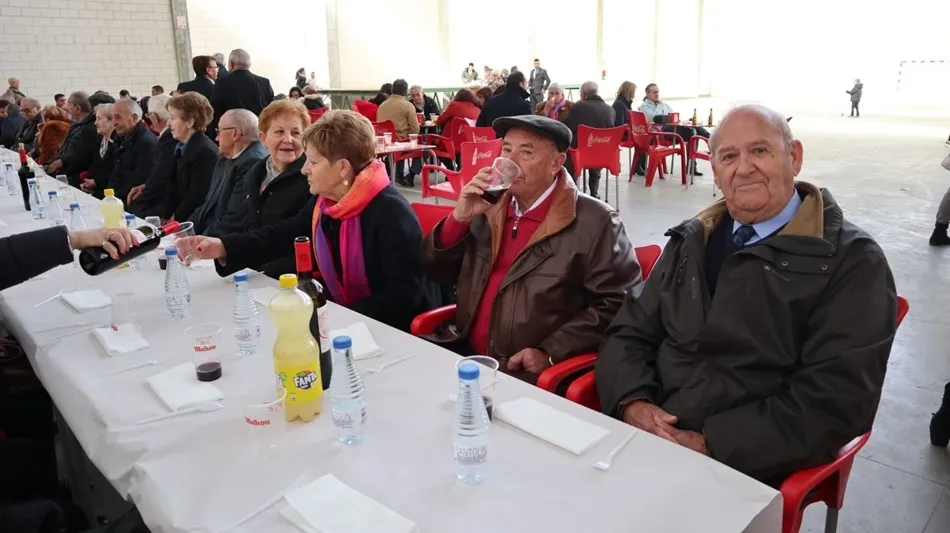 Los mayores han degustado un aperitivo en el multiusos