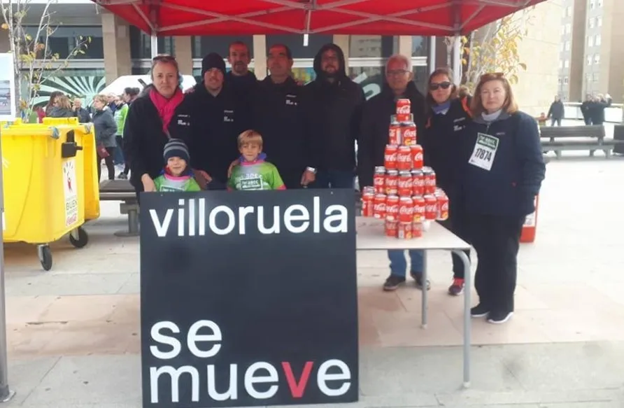 Socios de Villoruela se Mueve durante la recogida de latas | Foto: Facebook de Villoruela se Mueve