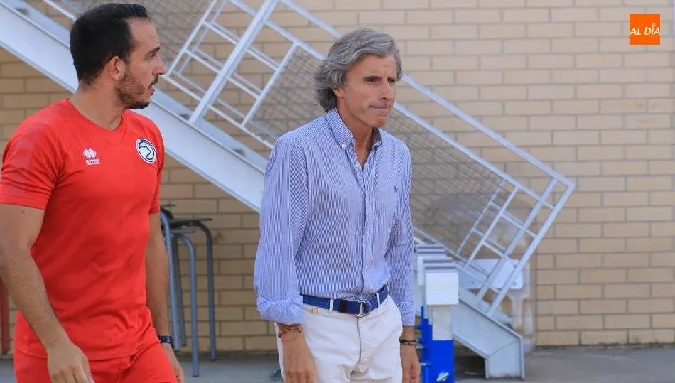 Roberto Aguirre, entrenador de Unionistas, a la derecha