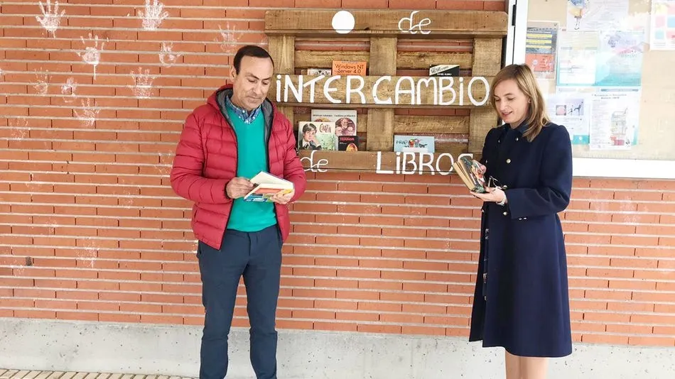 El alcalde y la concejala de Cultura, en el nuevo punto de intercambio de libros