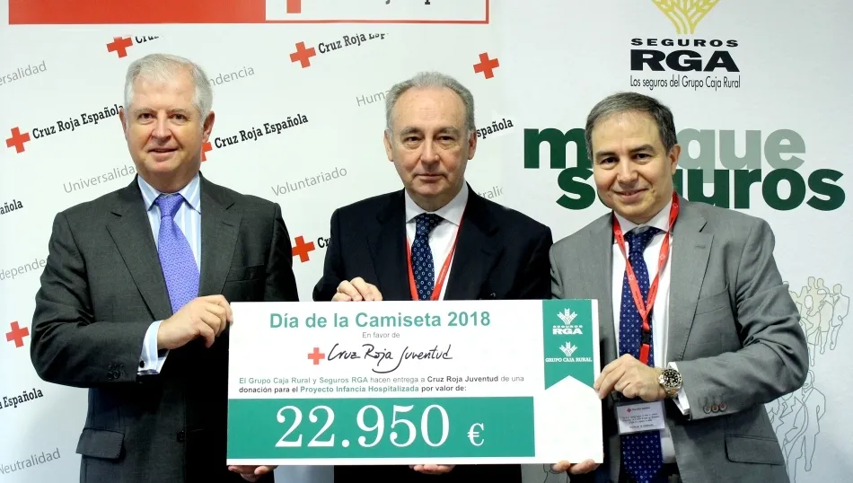 Raúl Sánchez Lorenzo, secretario general de la Asociación Española de Cajas Rurales; Pablo González de Castejón, director general de Seguros RGA y Leopoldo Pérez Suárez, secretario general de Cruz Roja