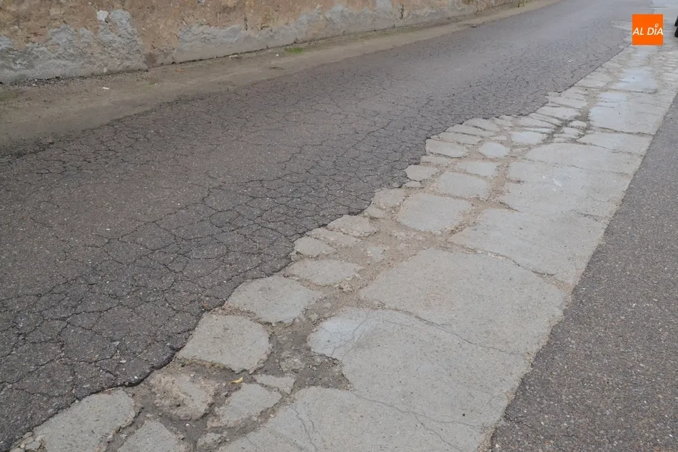Foto 10 - Hora de reencontrarse con los difuntos y con los baches de la entrada al Cementerio  
