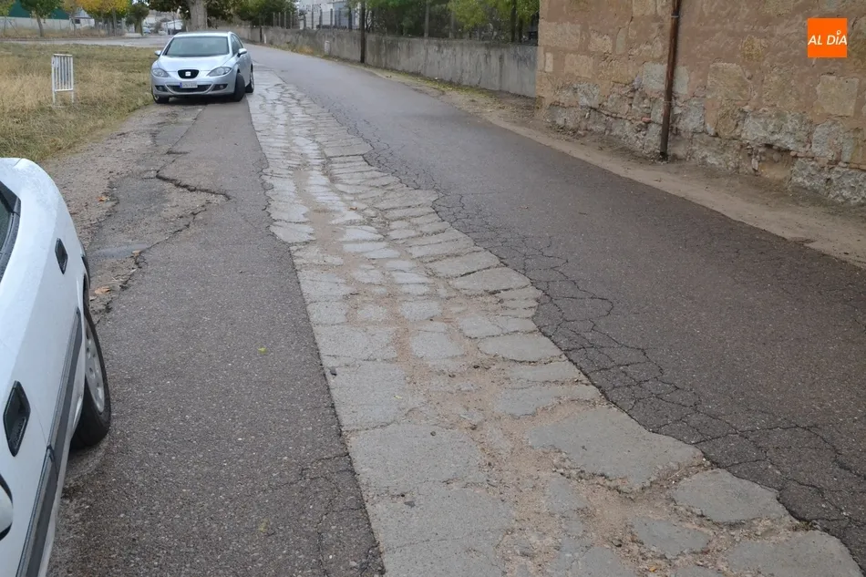 Foto 11 - Hora de reencontrarse con los difuntos y con los baches de la entrada al Cementerio  